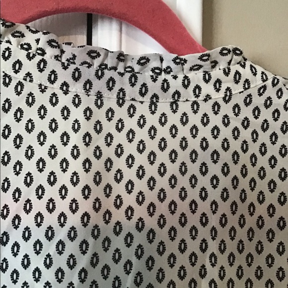 A brand new black and white blouse - Picture 5 of 13